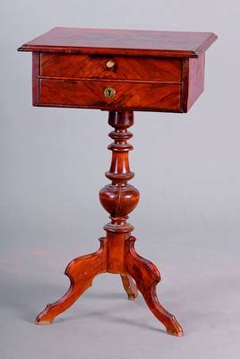 Nähtisch, deutsch, um 1880/90, Gründerzeit, Korpus WH, Wurzelnußfurnier, 3 Auslegerbeine, Schaft gedrechelt, 2 Schubladen, ohne Schlüssel, st. ...