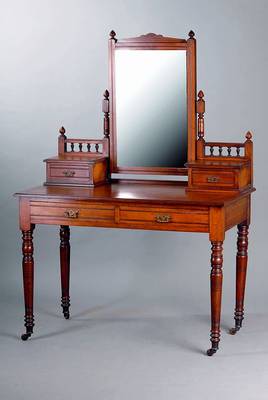 Frisiertisch, deutsch, Gründerzeit, um 1880/90, Balusterbeine mit Rollen, Unterteil 2- schübig, Oberteil mit Kippspiegel, 2-schübig mit ...