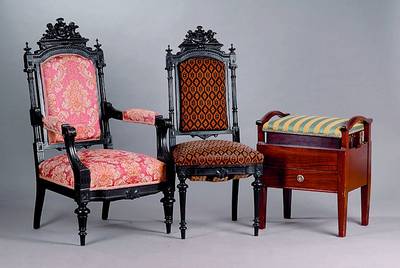 Klavierbank, wohl England, mit integriertem Notenfach, höhenverstellbar, grüngestreifter Bezug, Gebr.-Sp., ca. 63x53x38 cm