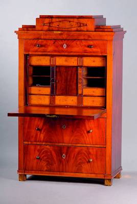 Standsekretär, deutsch, um 1880/90, nach demVorbild v. 1820, Pyramidenmahagoni gesp. verlegt, 3 Schubladen, Inneneinrichtung: 6 Schubladen, 4 ...
