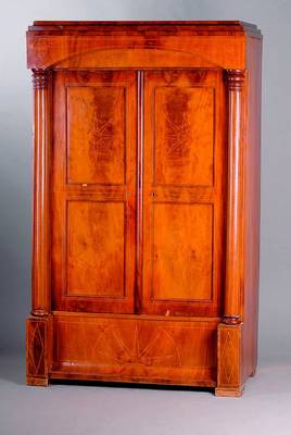 Schrank, Berlin, um 1825-30, Korpus WH, Front auf Rahmen gearb., Pyramidenmahagonifurnier,z.T. gesp. verlegt, 3/4 Säulen, Phantasiekapitele, ...