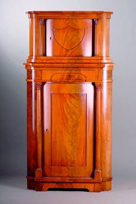 Aufsatzeckschrank, Berlin, um 1830/35, Korpus WH, Front auf Rahmen gearb., Pyramidenmahagoni, 2-teilig, Mittelteil gewölbt, integr. Schublade, 4 ...
