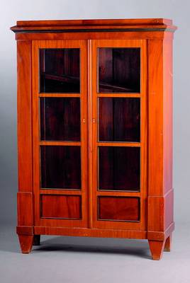 Vitrinenschrank, Berlin, um 1830-35, Korpus WH, Mahagonifurnier gesp. verlegt, orig. Gläser, Zierleisten z.T. geschwärzt, Kopf vielfach getreppt, 3 ...