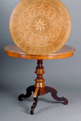 Runder Tisch, Italien, um 1880-90, WH, Ahorn-, Nußbaum- und Palisandersterintarsien, Balusterschaft reich gedrechselt, 3 Auslegerbeine, Gebr.-Sp., ...