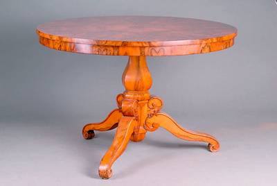 Runder Tisch, Frankfurter Raum, um 1825-30, Platte mit vielfach gespiegeltem Nußbaum- wurzelfurnier, 3 Auslegerbeine m Voluten, aufges. ...