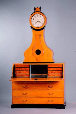 Sekretär mit Uhrenaufsatz, Schweden,um 1810,Biedermeier, Birkenfurnier, mit 5 Schüben und Schreibklappe, innen z.T. gespiegelt, Uhrenaufsatz z.T. ...