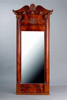 Spiegel, Berlin, um 1835-40, Korpus WH, Pyramidenmahagonifurnier gesp. verlegt, aufgesetzte Säulen, Mischkapitele, Akanthusblattverz., mit orig. ...