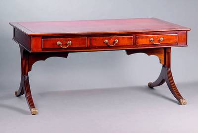 Partnerdesk, England, 19. Jh., Mahagoni, Messingschuhe, Rollen fehlen, ohne Schlüssel, 6-schübig, Platte m. roter Ledereinlage, diese m. starken ...