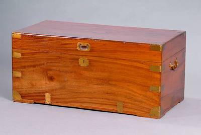 Truhe, England, um 1900, Mahagoni, Kanten teils m. Messingbeschl. und abgerundete Ecken,Gebr.-Sp., ca. 42x90x45 cm