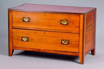 Kommode, England, um 1900, Mahagoni, Ledereinlage, 2-schübig, Messinggriffe, Kanten m. Messing beschlagen, Gebr.-Sp., ca. 57x90x46 cm