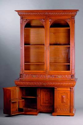 Schreibtisch, mit Bücheraufsatz, Holland, um 1880, Eiche, Oberteil 2-türig, sparsame Fratzenschnitzereien in den Ecken, Lisenen gerieft, Kopf ...