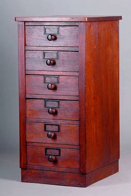 Kommode, deutsch, um 1910, 6 Schubladen, Eiche dunkel gebeizt, l. schwundrissig, Gebr.-ca. 90x42x49 cm