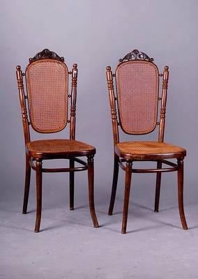 4 Stühle, Thonet, sign., Rücken u. Sitzfläche Geflecht, Lehne gedrechselt, Kopf m.Akanthusblatt-u. Rocaillenschnitzerei, Verleimung empf., st. ...