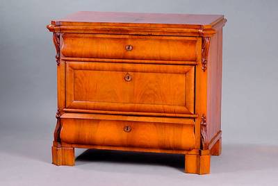 Kommode, deutsch, um 1860, Louis-Philippe, Korpus WH, Rüsterfurnier, 3-schübig, l. geschweift, untere Schublade ohne Schlüssel, rest., st. ...