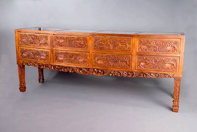 Schmuckvitrine, Barockstil, um 1920, Linde/Buche goldfarben gefasst, 8 Schubladen, m. blauem und braunem Samtstoff ausgelegt, Rahmen und Schubladen ...