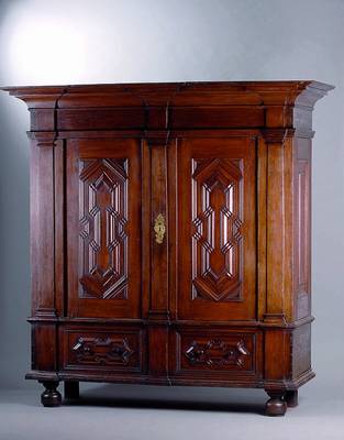 Barockschrank, sog. Hamburger Schrank, um 1760/80, Eiche massiv, kompl. auf Rahmen gearb., Inlets 3 bzw. 4-fach getreppt, aufgelegte Verkröpfung, ...