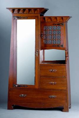 Konischer Kleider- bzw. Wäscheschrank, England, um 1900, Jugendstil, Eiche massiv, sprossenverglaste Seitentür, Spiegel m. Facettschliff, orig. ...