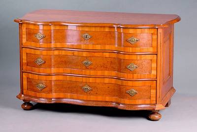 Barockkommode, wohl Pfalz, um 1760, Korpus WH Nußbaumfurnier/Eiche, doppelt geschweift, Kugelfüße, 3-schübig, aufgelegtes Nußbaumfries, ...