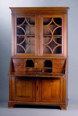 Schrägklappensekretär, deutsch, um 1810, Biedermeier, Eiche massiv, Unterteil 2-türig, kassettiert, Schreibfach m. 6 Schubladen, Tabernakelfach, ...