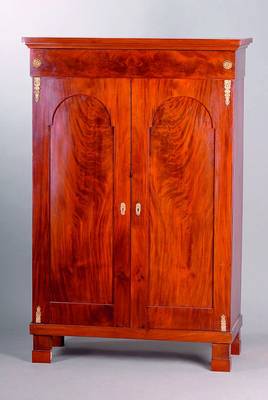 Empireschrank, Holland, Mahagoni, 2-türig, Kopf getreppt, Fuß passig, einfache Inlets, Messingappliken sek., Gebr.-Sp., ca. 154x103x50 cm