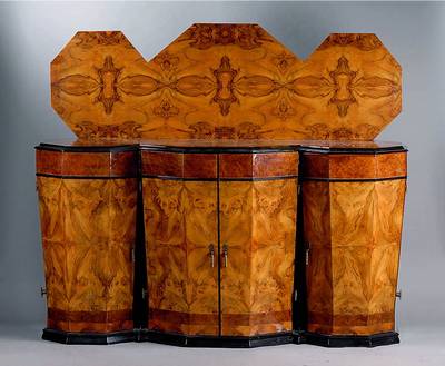 Esszimmer, Frankreich, um 1925-30, Art-Deco,best.aus: Anrichte, 3-türig, Hängevitrine, Tisch mit 6 Stühlen, mit Lederkissen, Korpus ...