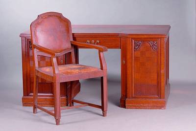 Schreibtisch m. Stuhl, deutsch, um 1910, Eichekorpus/Furnier, kompl. auf Rahmen gearb., wohl Niederhöfer Möbel, Schnitzereien a.d. Vollholz, ...