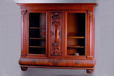Bücherschrank, deutsch, um 1910, Eiche massiv/Furnier, kompl. auf Rahmen gearb., facett. Gläser, 3-türig, 2-schübig, Mittelteil m. ...