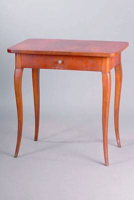 Beistelltisch, deutsch, um 1770, Pfalz, Nußbaum/Nußbaumwurzelfurnier gesp. verlegt, Beine geschweift, 1 Schublade, alt belassen,st. Gebr.-Sp., ca. ...