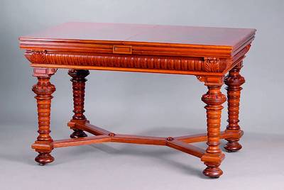 Ausziehtisch, deutsch, um 1880, Gründerzeit,Nußbaum, Balusterbeine reich gedrechselt, Zarge gerieft, Akanthusblattschnitzereien, Beine verstrebt, ...