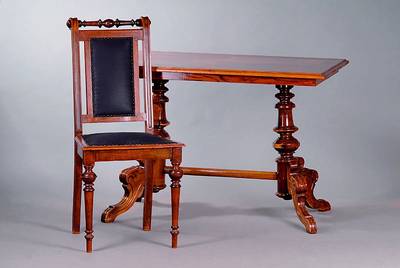 Sitzgruppe, deutsch, um 1870/80, best. aus Tisch und 4 Stühle, Nußbaumfurnier gesp. verlegt, 4 Ausleger, diese verstrebt, reich geschnitzt und ...