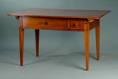 Tisch, deutsch, Pfalz, um 1830, Nußbaum massiv, zwei Schübe in der Zarge, restauriert,ca. 75x130x79cm, Gebr.-Sp.