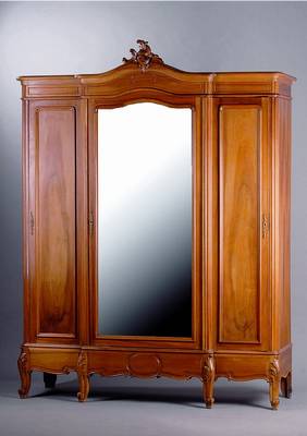 Schrank, Frankreich, um 1880-90, Nußbaum massiv und furniert, drei Türen, mittig facettierter Spiegeleinsatz, geschnitzte Bekrönung, Sockel mit ...