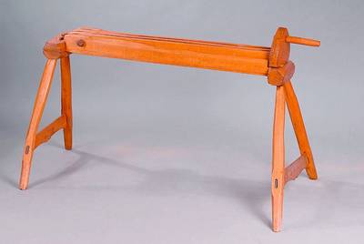 Flachsbrecher, deutsch, datiert 1865, Weichholz, restauriert, ca. 72x120x72cm Gebr.-Sp.