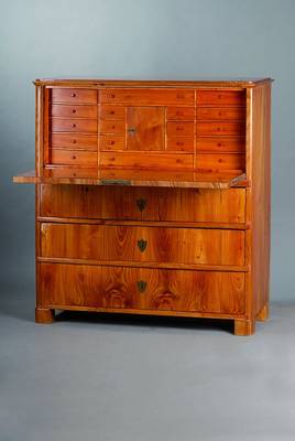 Standsekretär, norddeutsch, um 1830, Rüster massiv und teils gespiegelt furniert, Unterteil mit drei Schüben, Inneneinrichtung oben mit 18 kleinen ...