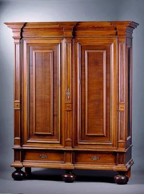 Schrank, süddeutsch, um 1870/80, Korpus WH, Zirbelkiefer, Inlets Nußbaumfurnier, Leisten getreppt, Kugelfüße, sparsame Schnitzereien, Beschl. ...
