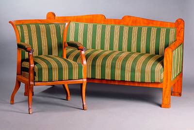 Sitzgruppe, best. aus Sofa und 3 Sessel, deutsch, Couch um 1820, Sessel um 1910, Wurzelnuß, Polsterung und Bezug alt belassen bzw. besch., ...