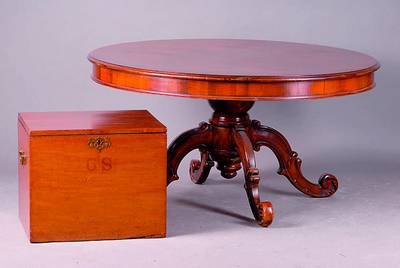 Runder Tisch, England, um 1910, Fuß dt. um 1850/60, Nußbaum, Platte Wurzelnußfurnier, 4 Auslegerbeine in Voluten auslaufend, balusterförmiger ...