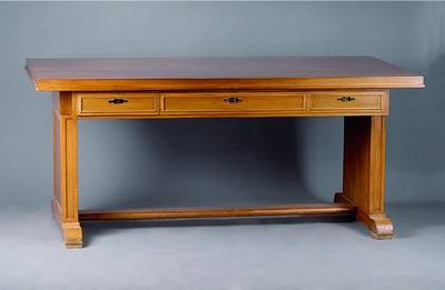 Wangenschreibtisch, deutsch, um 1950, Nußbaum mass./Furnier, 3 Schubladen, Zarge einfach getreppt, Beine verstrebt, einfach Inlets getreppt, ...