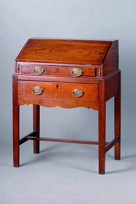 Kl.Schrägklappensekretär, Engl., um 1800, Eiche mass., 2-schübig, Inneneinrichtung: 3 Schubladen, 4 Ablegefächer, Beine verstrebt, Klappe ...