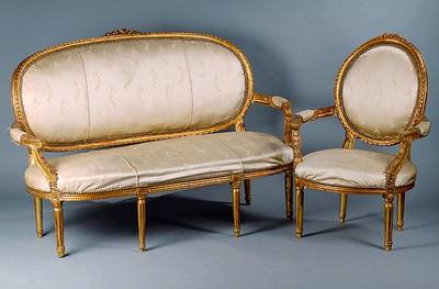 Sitzgruppe best.aus: 2-Sitzersofa u.2 Armlehnsesseln, nach ital.Vorb.v.1750, Buche, goldfarben gefasst, beige gemusterter Bezug, dieser u.Polsterung ...