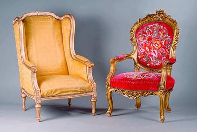 2 Armlehnsessel, nach ital. Vorbild v. 1740, Buche, goldfarben gefasst, Blüten und Rocaillenverz., allseitig geschweift, weinroter gemusterter Bezug ...