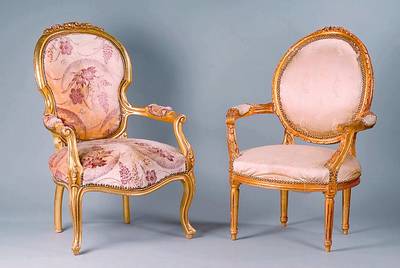 2 Stuhlsessel, nach ital. Vorbild v. 1740, Barockstil, Buche, goldfarben gefasst, Blütenschnitzereien, Volutenabschluss, Bezug und Polsterung alt ...