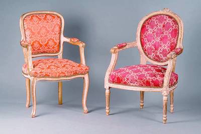 2 Armlehnstühle, n.franz.Vorbild v.1770, Louis-Seize-Stil, Buche, goldfarben gefasst, Blütenschnitzereien, rot gemusterter Bezug u.Polsterung ...