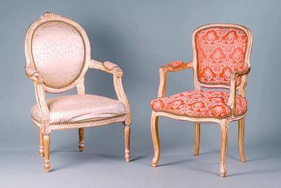 2 Armlehnstühle und 3 Stühle, nach franz. Vorbild v. 1770, Louis-Seize-Stil, Buche, goldfarben gefasst, Blütenschnitzereien, allseitig geschweift ...