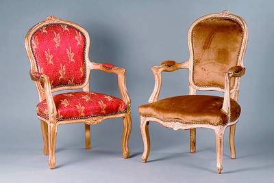 4 Stühle, nach franz. Vorbild v. 1750 , Barockstil, Buche, goldfarben gefasst, Blütenschnitzereien, allseitig geschweift und gerieft, Nagelverz., ...