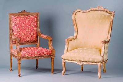 2 Ohrenbackensessel, nach franz. Vorbild v. 1750, Barockstil, Buche, goldfarben gefasst,Nagelverz., grünl. Bezug, Beine gerieft, alt belassen, st. ...