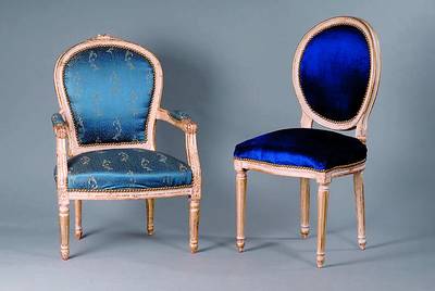 4 Armlehnstühle, n.franz.Vorbild v.1770, Louis-Seize-Stil, Buche, goldfarben gefasst, sparsame Blütenschnitzereien, blauer Bezug (teils ...