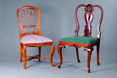 Stuhl, n.engl.Vorbild von 1770, Chippendale-Stil, Palisander auf Mahagoni gebeizt, allseitig geschweift, Rücken geschnitzt, teils gebrochen, Zarge ...