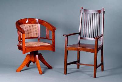 Drehstuhl, n.engl.Vorbild v.1860, Satin- Holz, Rücken versprosst, Sitzfläche u.Rücken Geflecht, teils besch., 4 Auslegerbeine, drehbar, Gebr.-Sp., ...