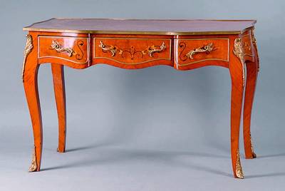 Damenschreibtisch, n.franz.Vorbild v.1760, Korpus WH, Nußbaum/Wurzelnußfurnier, florale Rosenholzintarsien, Metallbeschl., allseitig geschweift, ...